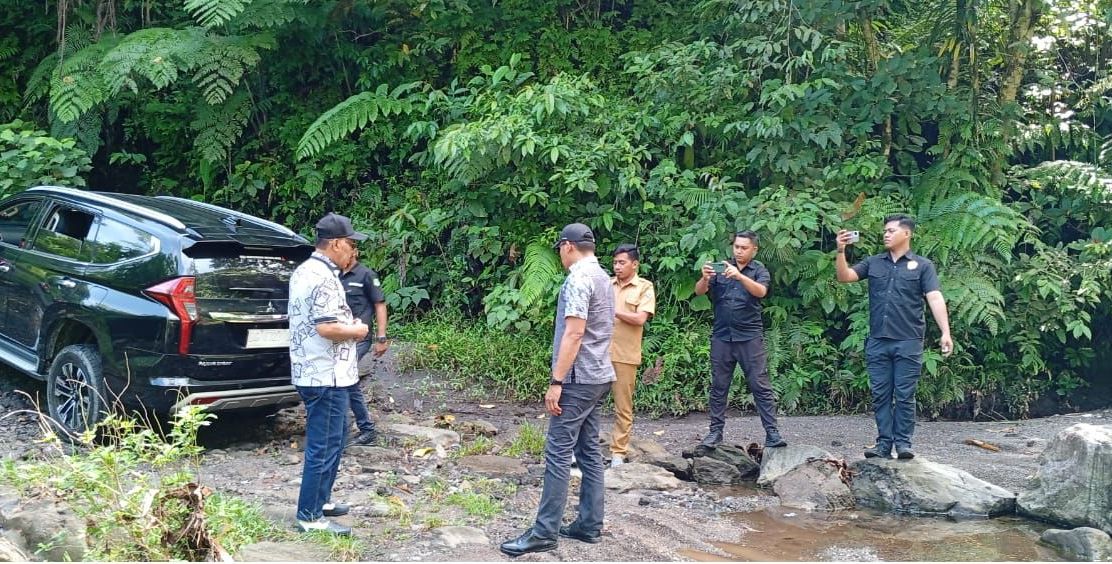 Bupati James Uang dan Ketua DPRD Halbar Ibnu Saud Kadim saat berada di Lokasi