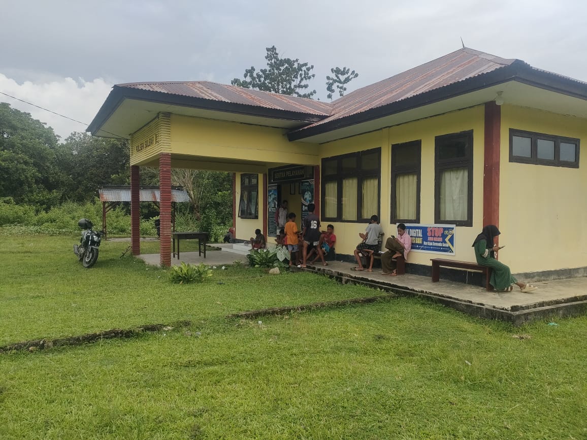 siswa-siswi tengah menikmati jaringan internet di Kantor Polsek Sulabarat, (Istimewah).