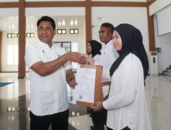 Ubaid Yakub Serahkan SK Untuk PPPK Paruh Waktu